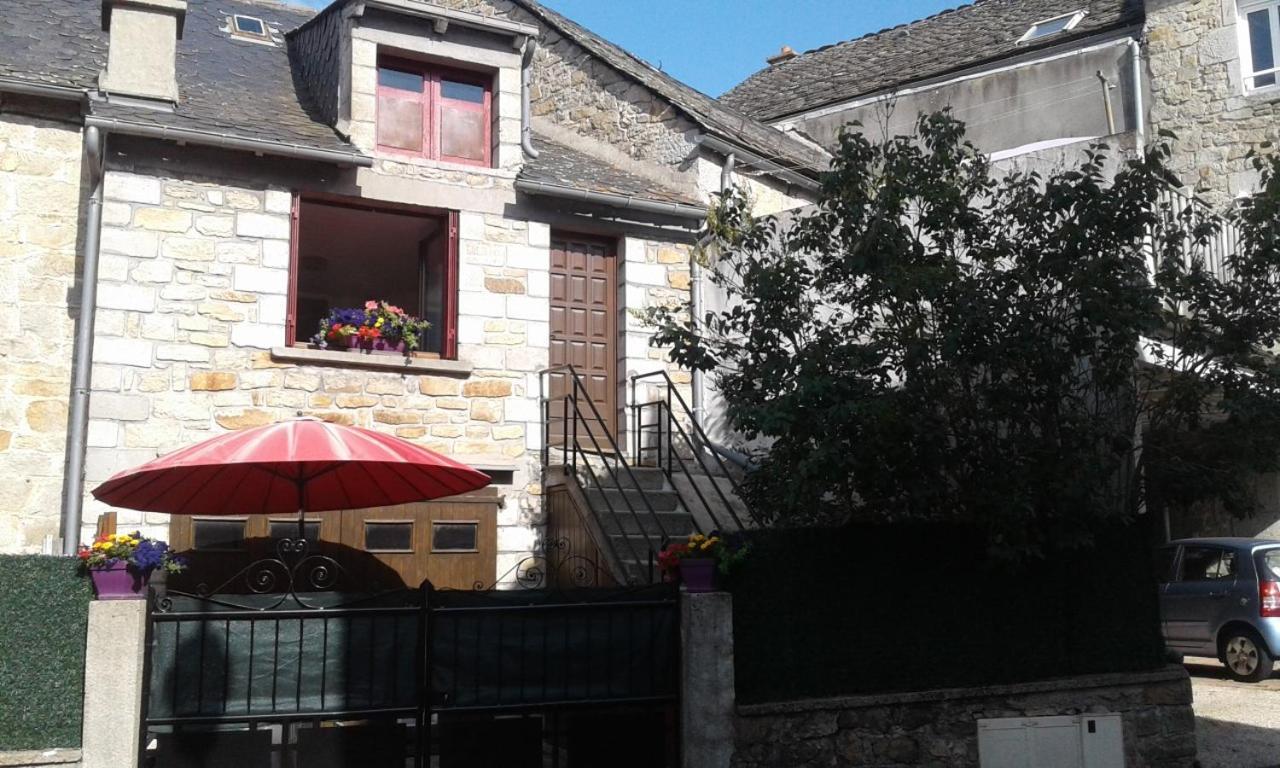 Petit Gite De La Fontaine Aumont-Aubrac Exterior photo